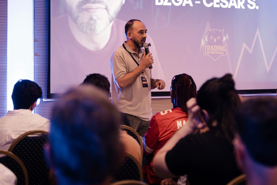 César Sambrano exponiendo en el escenario del evento de Córdoba